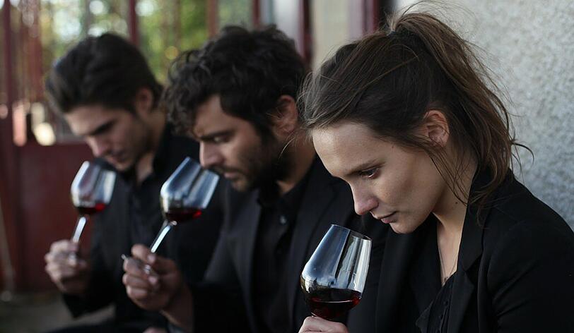 Von klein auf haben die Winzersprösslinge Jérémie (Francois Civil, links), Jean (Pio Marmai) und Juliette (Ana Giardot) gelernt, Weine zu kosten.
