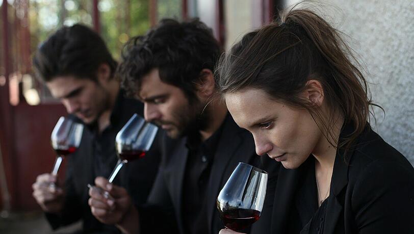 Von klein auf haben die Winzersprösslinge Jérémie (Francois Civil, links), Jean (Pio Marmai) und Juliette (Ana Giardot) gelernt, Weine zu kosten.