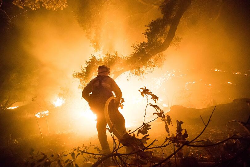 15.12.2017: Jeromy Albrecht vom Stanislaus Consolidated Fire Department bekämpft ein Buschfeuer in Fillmore in Kalifornien (USA). Das Feuer ist zum viertgrößten Flächenbrand in Kalifornien seit 1932 angewachsen.