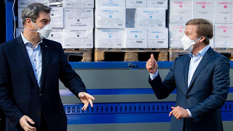 BMW-Vorstand Oliver Zipse (r.) im Gespräch mit Markus Söder: Der Autobauer BMW will in der Corona-Kirse in die Produktion von Atemschutzmasken einsteigen.