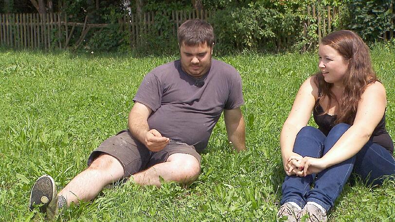 Christina ist der Hof und das Haus von Bauer Markus zu dreckig. Sie teilt ihm mit, dass sie abreisen wird.
