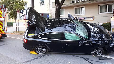 Durch die Wucht des Aufpralls wurde der Audi A7 hochgeschleudert und kam auf den geparkten Autos zum Liegen.