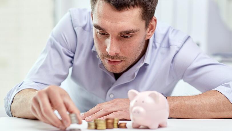 Verbraucherinnen und Verbraucher sollten jetzt in Aktien, Gold und ein Eigenheim investieren, rät der Experte. Verbraucherinnen und Verbraucher sollten jetzt in Aktien, Gold und ein Eigenheim investieren, rät der Experte.