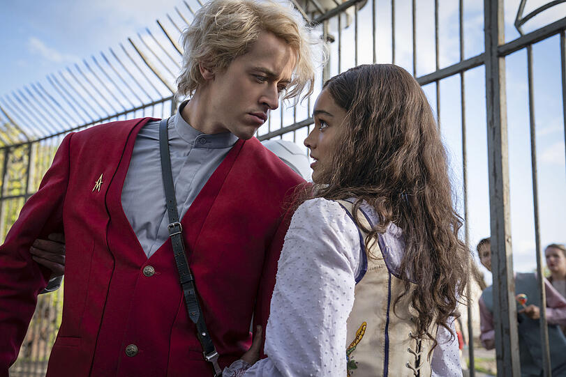 Tom Blyth als Coriolanus Snow und Rachel Zegler als Lucy Gray in einer Filmszene.