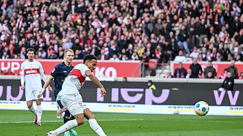 Stuttgarts Jamie Leweling erzielt das 2:0.