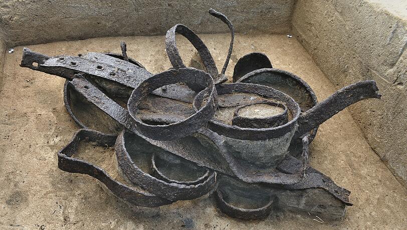 Die Fachleute gehen davon aus, dass Metallteile wie Radreifen bewusst in Depots gesammelt wurden.