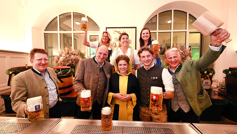 Die Wiesnwirte sind bereit: (v.l.n.r.), oben: Silja Steinberg (Hofbräu), Katharina Inselkammer (Armbrustschützen) und Steffi Spendler (Löwenbräu), unten: Thomas Vollmer (Augustiner), Thomas Roiderer (Hacker-Pschorr), Luis Haberl (Ochsenbraterei) und Christian Schottenhamel (Schottenhamel) mit dem Münchner Kindl Franziska Inselkammer in der Mitte.