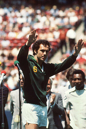 Gleiches gilt für den "Kaiser" Franz Beckenbauer: In Deutschland ohnehin längst etabliert, flackerte sein inoffizieller Titel während der Zeit bei Cosmos New York regelmäßig über die Anzeigetafeln und schmückte vor allem die Merchandising-Produkte des Klubs. Vom Pullover bis zum Schal: "Kaiser"-Artikel waren der Verkaufsschlager.