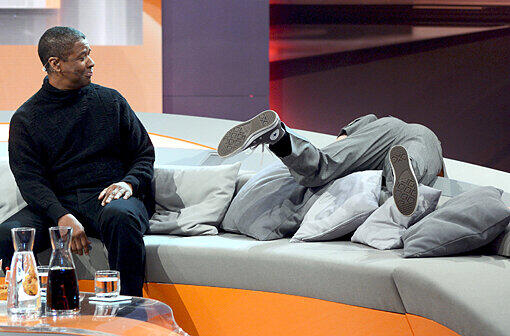 Der US-amerikanische Schauspieler Denzel Washington (l) und der Komiker Ralf Schmitz
