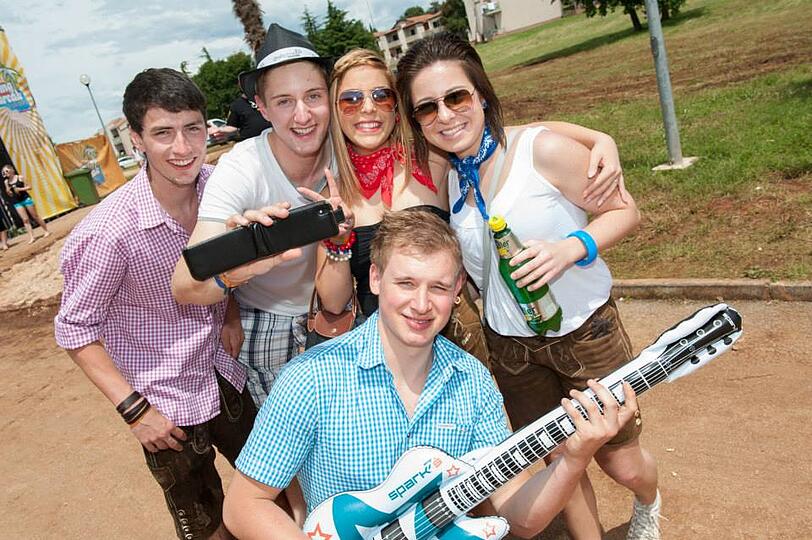 Dirndl und Lederhosen am kroatischen Strand: Bilder von der wilden Springbreak Wiesn-Party zum Durchklicken!