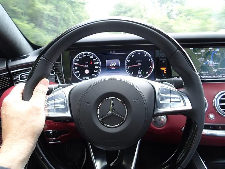 Dezent-aggressive Nase: Das neue S-Klasse Coupé schaut schon im Stand ziemlich dynamisch aus. Und es lockt mit Neigetechnik, einem superschicken Interieur, Swarowski-Kristallen im Scheinwerfer und reichlich Power.