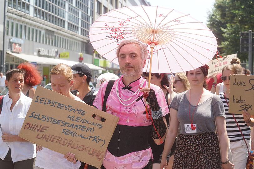Am Samstag gingen beim "Slutwalk" hunderte Menschen auf die Straße. Er richtet sich gegen sexuelle Gewalt. Die Bilder!