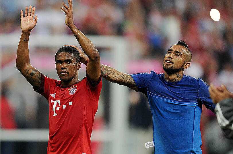 Gute Geldanlage: Mit Douglas Costa (l.) und Arturo Vidal verfügt Trainer Pep Guardiola über Alternativen im Mittelfeld.