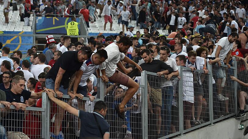 Nach dem EM-Spiel der Russen gegen England kommt es zu heftigen Ausschreitungen. Die schockierenden Bilder aus Marseille.