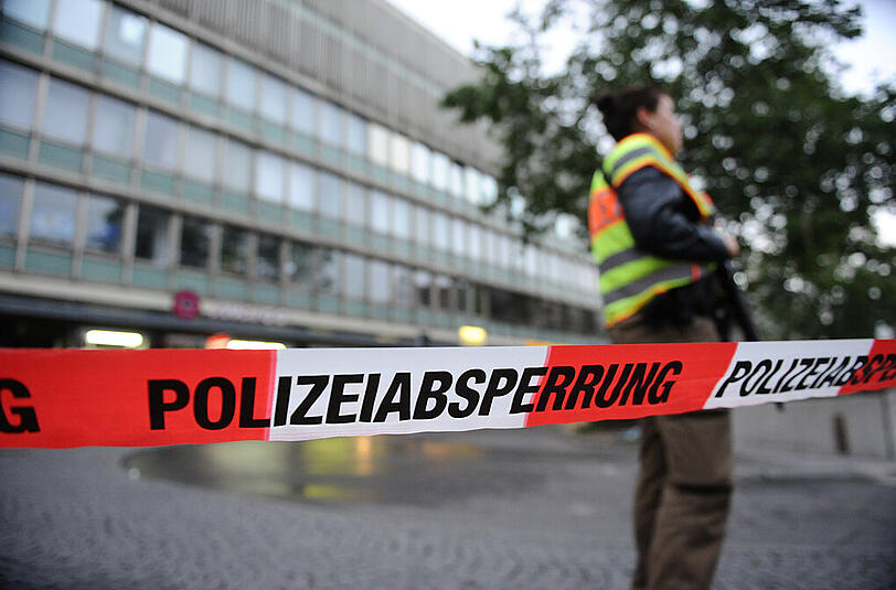 Tödliche Schüsse im Bereich des Olympia Einkaufszentrum in München. Die Polizei ist mit einem Großaufgebot in der gesamten Stadt im Einsatz. Menschen bringen sich in Sicherheit. Die Bilder.