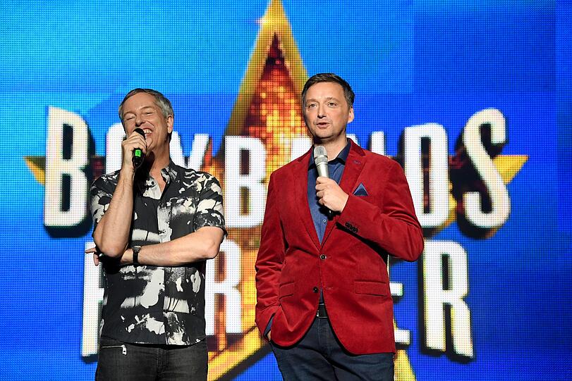 Comedian Ole Lehmann (re.) führte als Moderator durch die Show und wollte seinen Musikgeschmack nicht so ganz verraten: &bdquo;Ich war DJ. Da hat man viele Bands und Lieder im Kopf und verbindet damit so viele Emotionen. Aber im Boyband-Bereich fand ich die Backstreet Boys ziemlich cool. Larger Than Life und Everybody rocken mich immer. Aktuell höre ich gerne The Chainsmoker und Pink.&ldquo;
