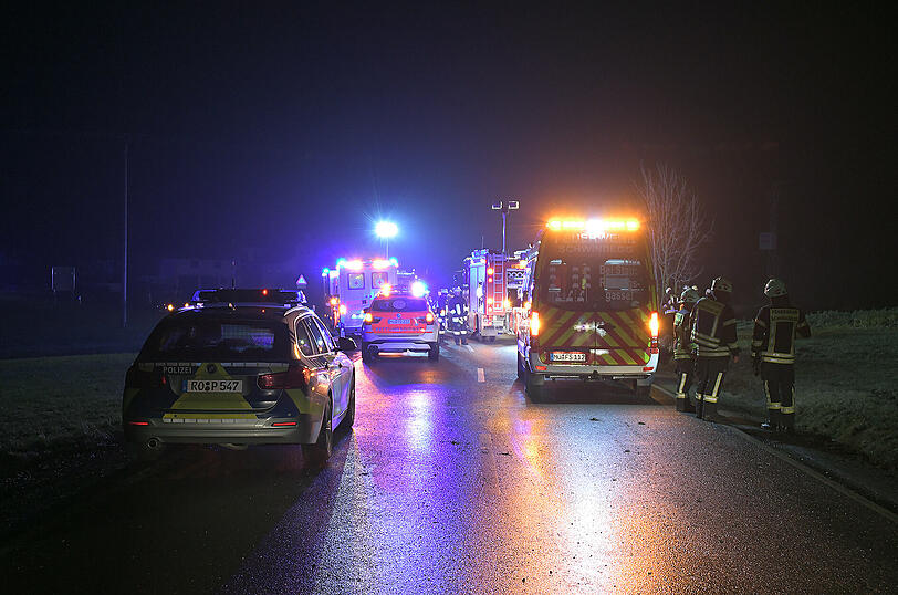 In der Neujahrsnacht ist auf der Staatsstraße nach Buchbach ein Unfall passiert: Drei Personen wurden dabei verletzt.