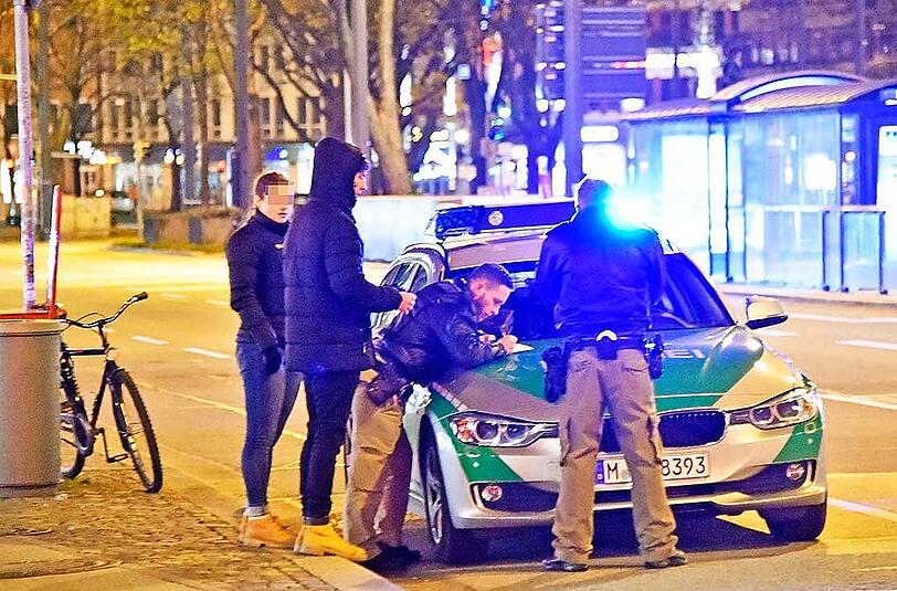 Schlägerei am Stachus. Ersten Angaben zufolge prügelten sich über 20 Personen am späten Abend.