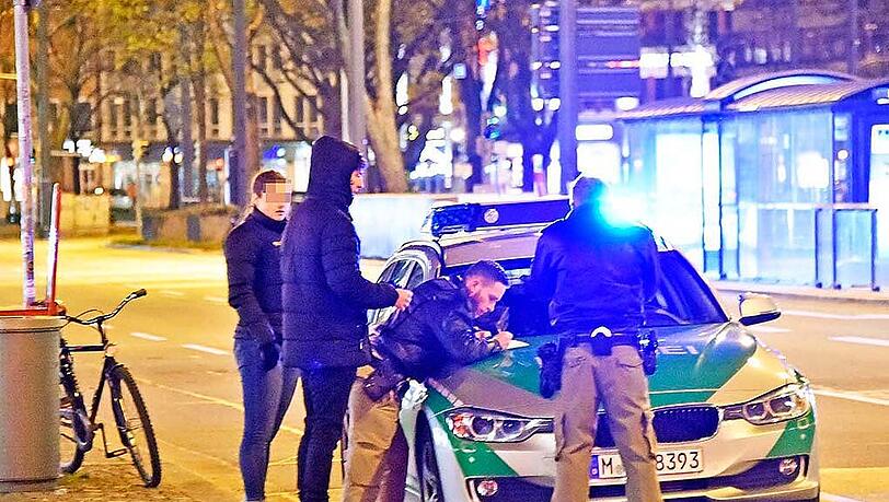 Schlägerei am Stachus. Ersten Angaben zufolge prügelten sich über 20 Personen am späten Abend. Schlägerei am Stachus. Ersten Angaben zufolge prügelten sich über 20 Personen am späten Abend.