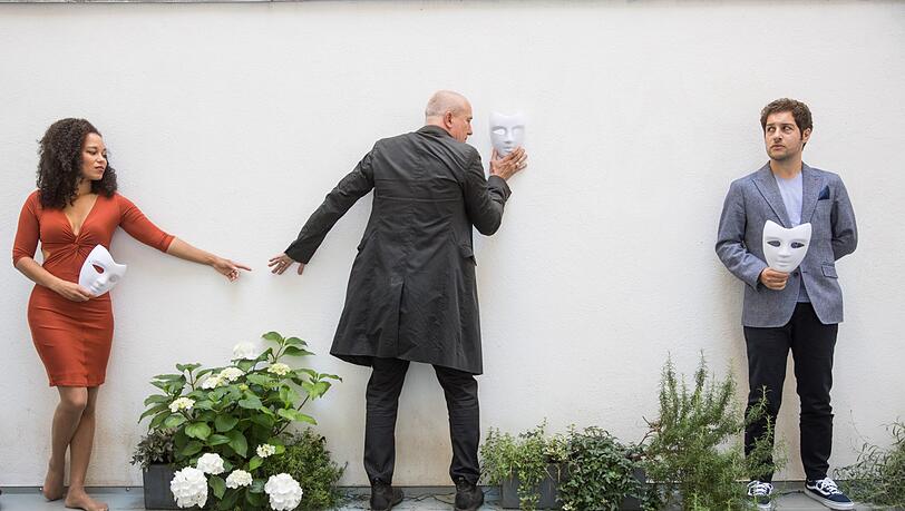 Diana Marie Müller (Buhlschaft und gute Werke), Markus Böker (Jedermann) und David Hang, der den Tod, Jedermanns Gesellen und den Glauben spielt. Diana Marie Müller (Buhlschaft und gute Werke), Markus Böker (Jedermann) und David Hang, der den Tod, Jedermanns Gesellen und den Glauben spielt.