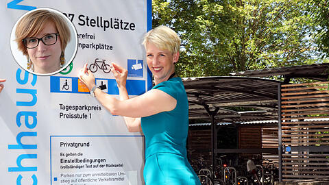 Katrin Habenschaden zeigt das neue Schild mit Radl-Symbol in Lochhausen.