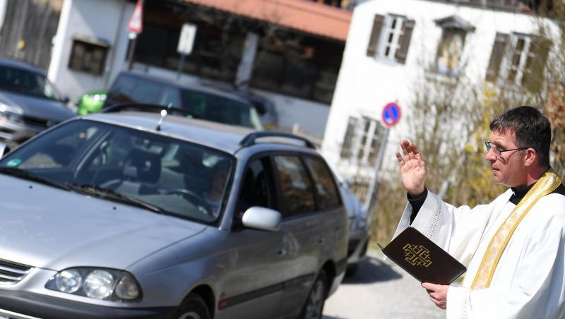 Viele Fahrzeuge stehen Schlange um ihre Osterkörbe bei einer "Drive-In" Speisenweihe von Pfarrer Rudolf Scherer segnen zu lassen. Foto: Angelika Warmuth/dpa Viele Fahrzeuge stehen Schlange um ihre Osterkörbe bei einer "Drive-In" Speisenweihe von Pfarrer Rudolf Scherer segnen zu lassen. Foto: Angelika Warmuth/dpa
