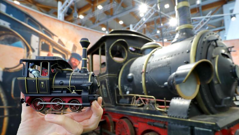Eine Frau hält die Model-Lokomotive "Emma" aus dem Kinofilm "Jim Knopf und Lukas der Lokomotivführer" in der Hand. Eine Frau hält die Model-Lokomotive "Emma" aus dem Kinofilm "Jim Knopf und Lukas der Lokomotivführer" in der Hand.