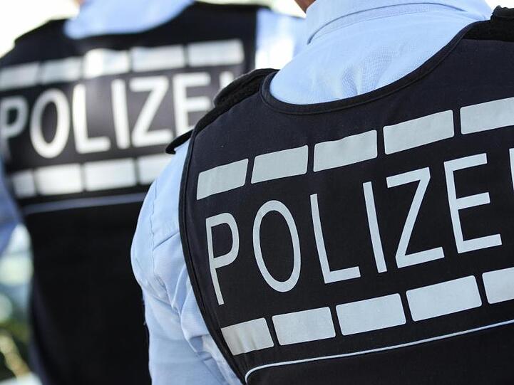 In Polizei-Westen gekleidete Polizisten. Foto: Silas Stein/Archivbild