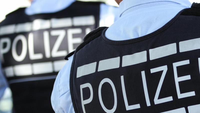 In Polizei-Westen gekleidete Polizisten. Foto: Silas Stein/Archivbild In Polizei-Westen gekleidete Polizisten. Foto: Silas Stein/Archivbild
