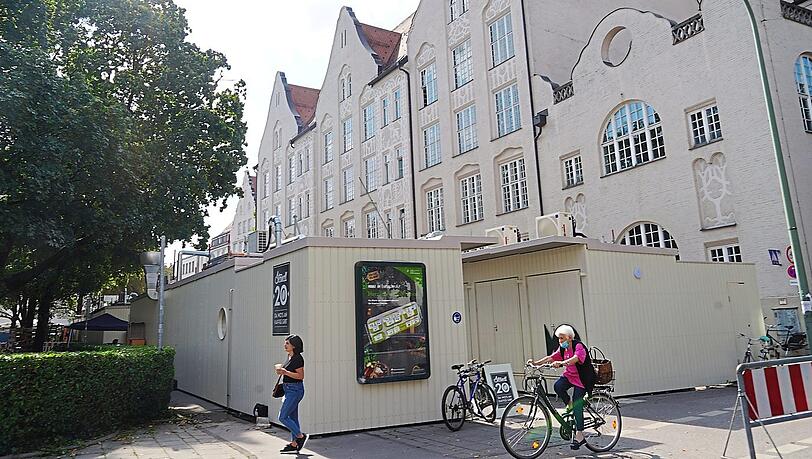 In weißen Holzcontainern sind die Standl derzeit untergebracht. In weißen Holzcontainern sind die Standl derzeit untergebracht.