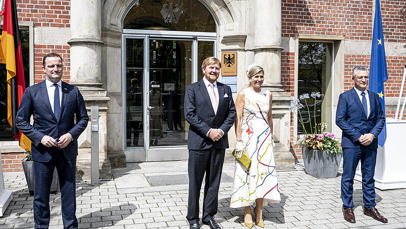 König Willem-Alexander der Niederlande und Königin Maxima treffen bei ihrem Besuch im Robert Koch Institut auf Jens Spahn (l, CDU), Bundesgesundheitsminister, und Lothar Wieler, Präsident des Robert Koch-Instituts (r, RKI). König Willem-Alexander der Niederlande und Königin Maxima treffen bei ihrem Besuch im Robert Koch Institut auf Jens Spahn (l, CDU), Bundesgesundheitsminister, und Lothar Wieler, Präsident des Robert Koch-Instituts (r, RKI).