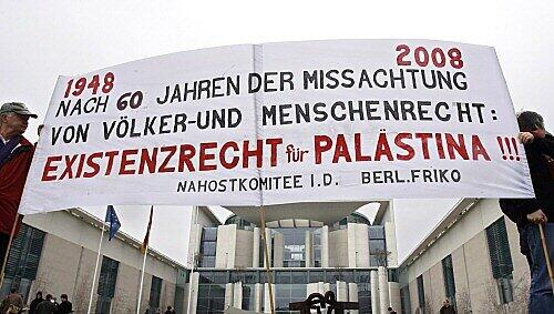 Palästinensische und jüdische Organisationen demonstrierten am Freitag vor dem Bundeskanzleramt Palästinensische und jüdische Organisationen demonstrierten am Freitag vor dem Bundeskanzleramt