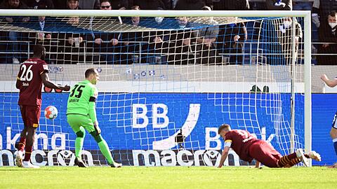 Schalke-Stürmer Simon Terodde (r) trifft zur Gäste-Führung, kurz darauf gleicht der KSC aber aus.
