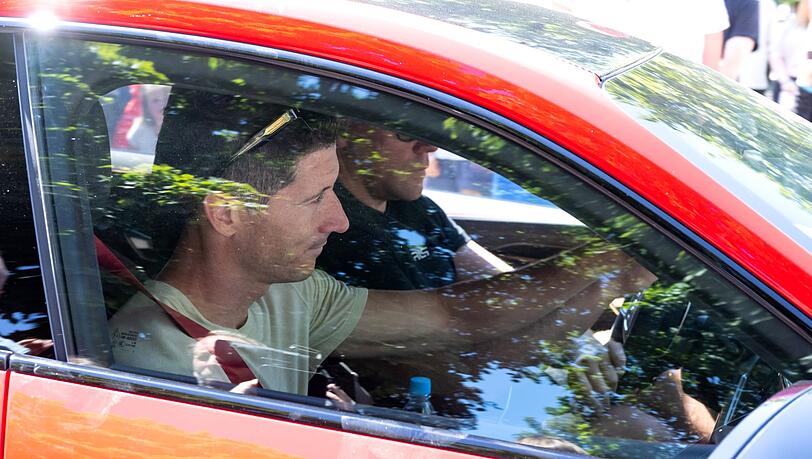 Robert Lewandowski verlässt im Auto nach dem Training das Vereinsgelände des FC Bayern. Jetzt ist er beim FC Barcelona.