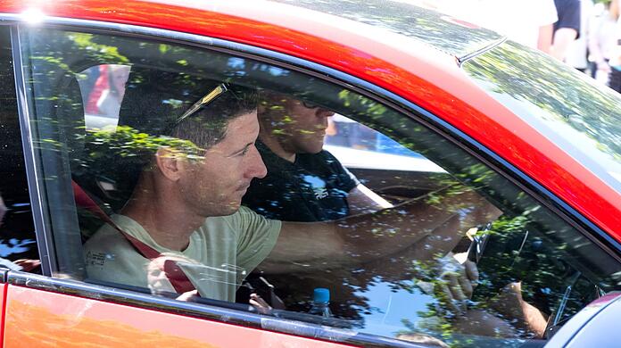 Robert Lewandowski verlässt im Auto nach dem Training das Vereinsgelände des FC Bayern. Jetzt ist er beim FC Barcelona.