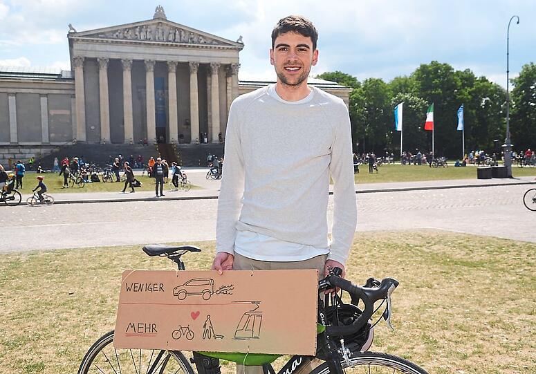 Lukas Schechmann wünscht sich mehr Platz für Radler, Fußgänger und öffentliche Verkehrsmittel auf den Straßen.