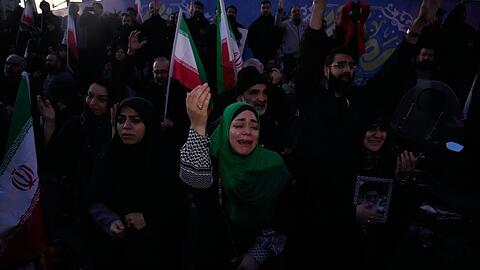 Nach dem Tod des Religionsf&uuml;hrers Ajatollah Ali Chamenei sind die Gef&uuml;hle der Menschen im Iran gespalten.