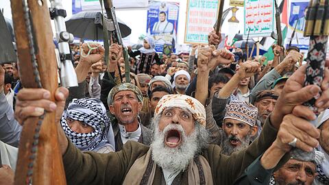 Die Huthi-Anh&auml;nger reklamieren einen Raketenangriff auf Israel f&uuml;r sich.