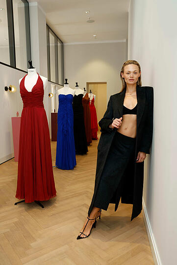 Influencerin Olga L&ouml;ffler mit legend&auml;ren Glamour-Roben aus dem Strenesse-Archiv.