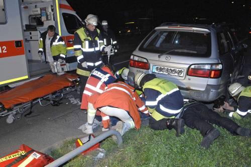 Die Feuerwehr musste einen verunglückten Motorradfahrer in Harlaching bergen: Er war frontal in ein Taxi gerast und kam unter dem Pkw zum Liegen.
