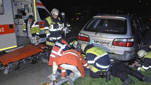 Die Feuerwehr musste einen verunglückten Motorradfahrer in Harlaching bergen: Er war frontal in ein Taxi gerast und kam unter dem Pkw zum Liegen. Die Feuerwehr musste einen verunglückten Motorradfahrer in Harlaching bergen: Er war frontal in ein Taxi gerast und kam unter dem Pkw zum Liegen.