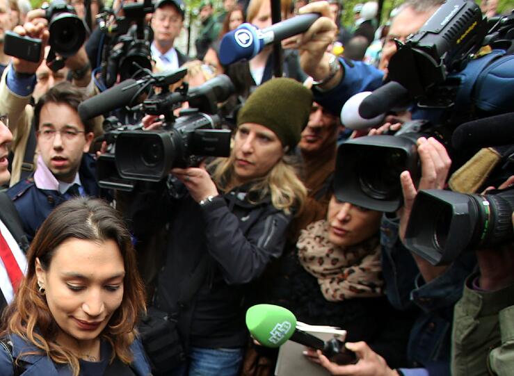 Semiya Simsek (links), Tochter eines Opfers der NSU-Mordserie, wird vor dem Oberlandesgericht in München von Journalisten umringt.