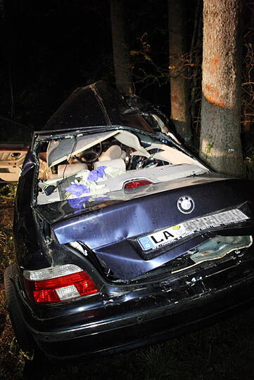 Zwei junge Männer (23 und 24 Jahre alt) rasen in Vilsbiburg in den Tod: Ihr Wagen war von der Straße abgekommen und dann gegen mehrere Bäume geprallt. Die Bilder vom Unfall.
