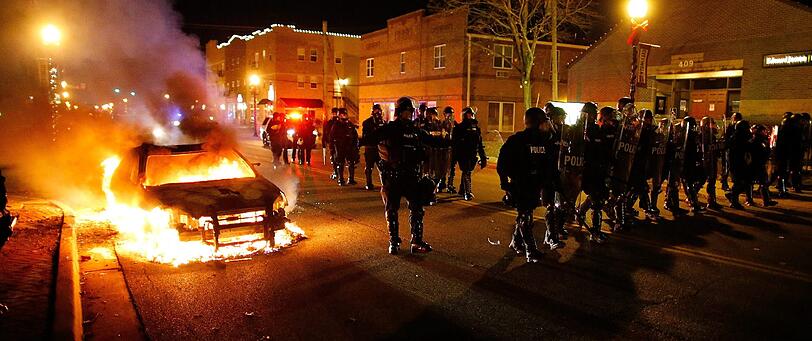 Ferguson steht in Flammen. Die Polizei geht mit Tränengas gegen die Demonstranten vor. Die Bilder aus Ferguson.