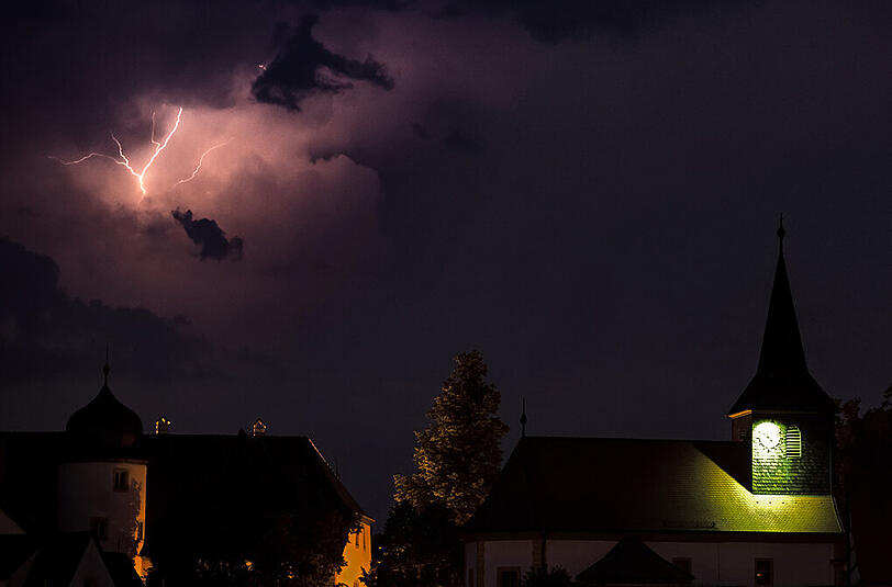 Gewitter über Schloss Unteraufseß in Oberfranken.