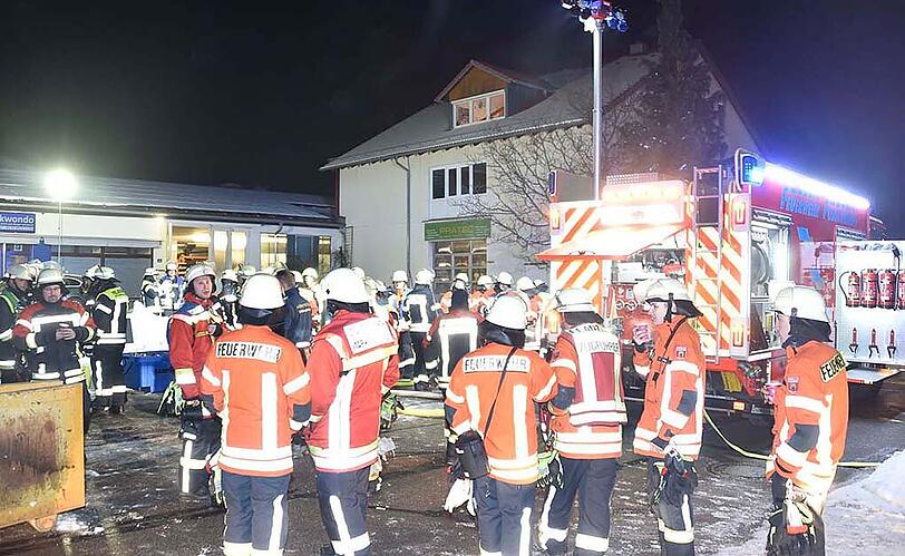 Bilder vom Feuerwehreinsatz in Forstinning. Unzählige Holzpellets haben in einem Lagerraum Feuer gefangen.