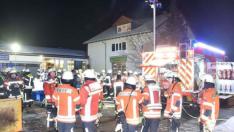 Bilder vom Feuerwehreinsatz in Forstinning. Unzählige Holzpellets haben in einem Lagerraum Feuer gefangen. Bilder vom Feuerwehreinsatz in Forstinning. Unzählige Holzpellets haben in einem Lagerraum Feuer gefangen.