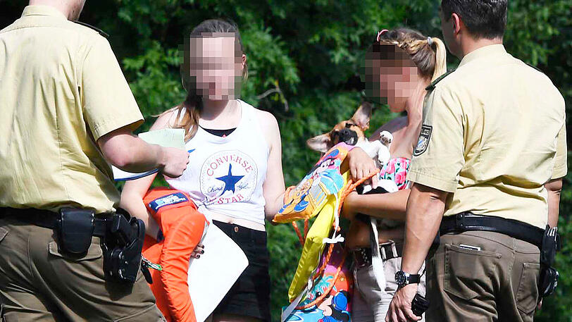 Dutzende Rettungskräfte und zwei Hubschrauber waren im Einsatz, um bei Straßlach fünf Personen und zwei Hunde aus der Isar zu retten. Die Bilder.