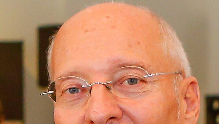 Der Arzt (69), der in Freising Abitur gemacht hat, ist Autor vieler Bücher über alternative Heilmethoden, Psychologie und Lebenshilfe. Der Arzt (69), der in Freising Abitur gemacht hat, ist Autor vieler Bücher über alternative Heilmethoden, Psychologie und Lebenshilfe.