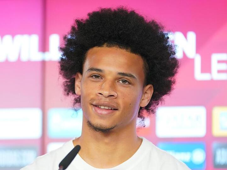 Leroy Sané spricht auf einer Pressekonferenz. Foto: Marco Donato/FC Bayern München AG/dpa
